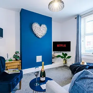 https://unique-2-bed-house-in-chester-by-53-degrees-property.hotelsin-chester.com