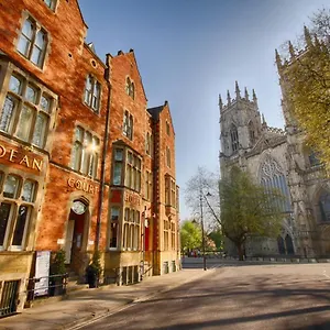 The Dean Court Otel